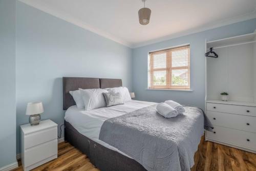 a bedroom with a large bed and a window at 2 BED 2 BATH with PARKING NEAR PINEWOOD, WEXHAM HOSPITAL - By Tempstay in Slough