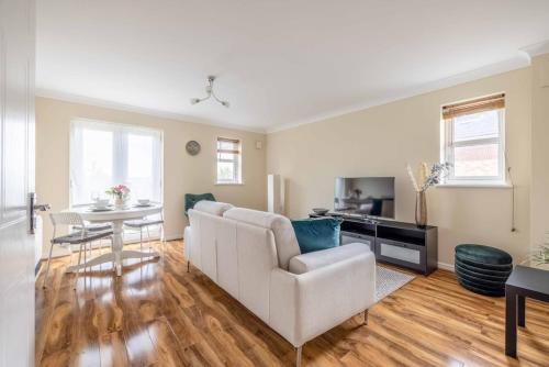 a living room with a couch and a table at 2 BED 2 BATH with PARKING NEAR PINEWOOD, WEXHAM HOSPITAL - By Tempstay in Slough