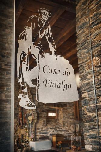 a sign that says casa do fridoria hanging in a room at Casa do Fidalgo in A Pontenova