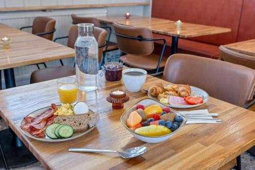 ein Tisch mit zwei Tellern Frühstücksessen in der Unterkunft Stracta Hotel Mosfell in Hella