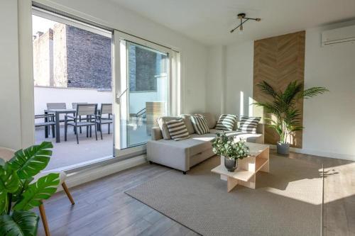 Central Apartment With Terrace - L12