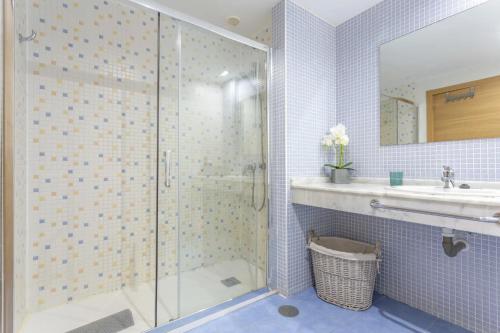 a bathroom with a glass shower and a sink at Ojos del Océano in Palm-Mar