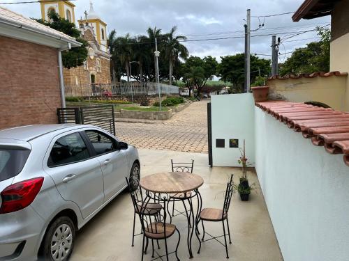 a car parked on a patio with a table and chairs at Casa BLUE Praça 102 in Carrancas