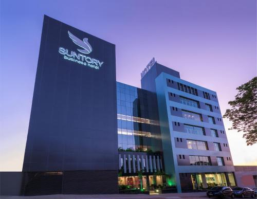 a building with the sunbury university sign on it at Suntory Hotel in Pará de Minas