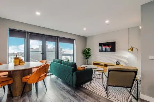 Stylish 2 Bed Apt by Royal Albert Dock & M&S Arena photo 1