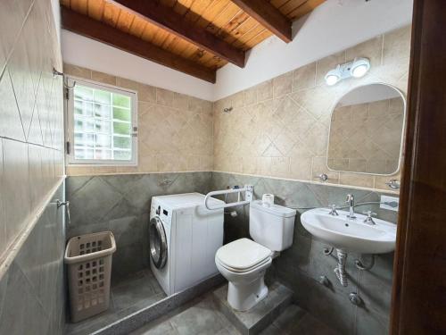 a bathroom with a toilet and a sink at VALERIA 4 Ambientes in Valeria del Mar