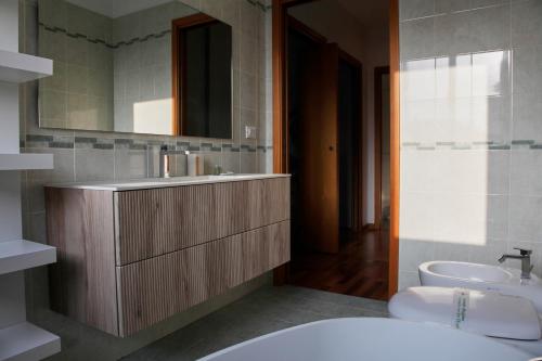 Elegante appartamento - 2 Camere, 2 Bagni, Garage e Balcone