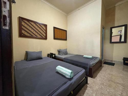 a room with two beds in a room at Good Feeling Ijen Banyuwangi in Banyuwangi