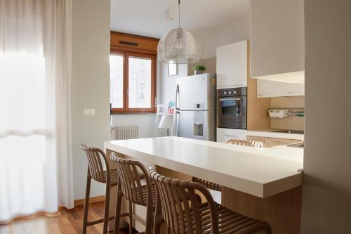 Elegante appartamento - 2 Camere, 2 Bagni, Garage e Balcone