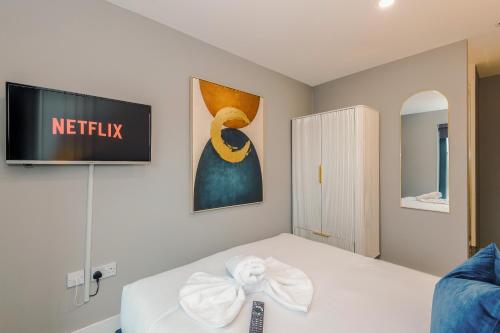 Stylish 2 Bed Apt by Royal Albert Dock & M&S Arena photo 13