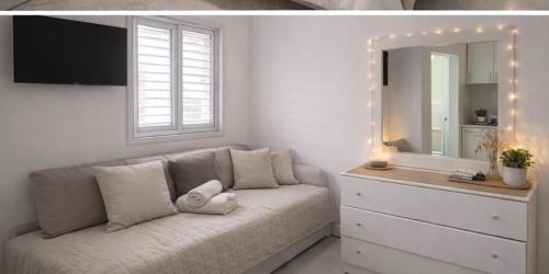 a living room with a couch and a dresser at Romy boutique netanya in Netanya