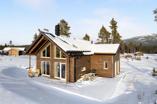 a log cabin in the snow with snow at Orrmötesvägen 21 - Funäsdalen in Funäsdalen