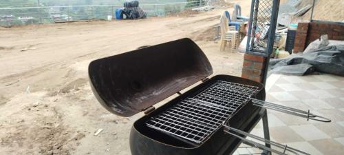 a grill sitting on top of a dirt road at Matha homestay Vattavada in Vattavada