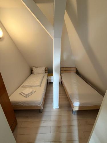 a small room with two beds in a attic at BoLA 20 Fewo Hamburg mit Parkplatz & 2 SZ in Hamburg