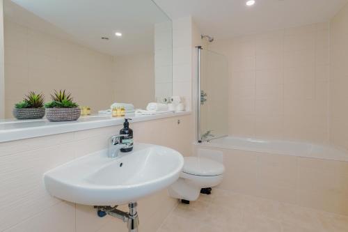 Stylish 2 Bed Apt by Royal Albert Dock & M&S Arena photo 9