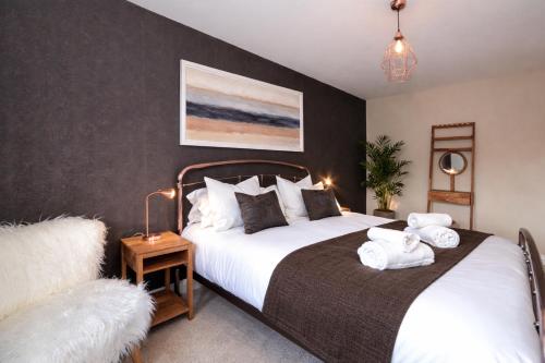 a bedroom with a bed with towels on it at Fossgate Luxury Duplex City Centre Apartment with Free Parking in York