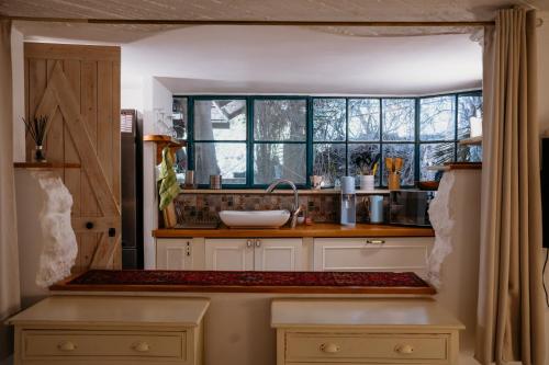 a kitchen with a sink and a window at חוות טפת בגלבוע-חוויה של טבע בצפון in Nurit