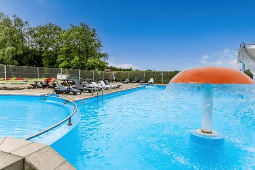 a pool with a water fountain in the middle at Glamping, Tåsinge - Svendborg in Svendborg