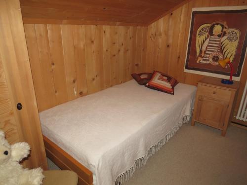 ein kleines Schlafzimmer mit einem Bett in einer Hütte in der Unterkunft Fewo Steinbachhaus in Praden