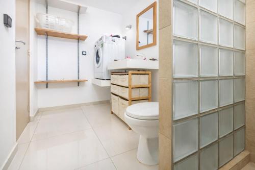 a bathroom with a toilet and a sink at Moorea bungalow cosy proche plage de Temae in Moorea