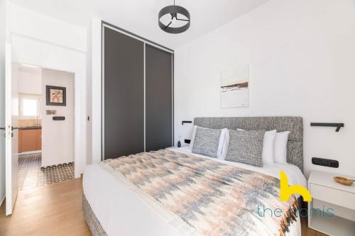 Sunlit APT with Electric Fireplace in Kallithea