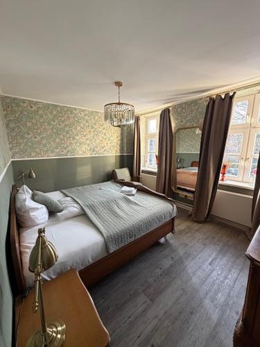 a bedroom with a bed and a chandelier at 2 SZ Ferienwohnung Hamburg zentral Parkplatz BoLA 24 in Hamburg