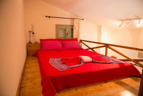 VóroiにあるArchontiko Voriの赤いベッド1台(赤い毛布付)が備わるベッドルーム1室が備わります。