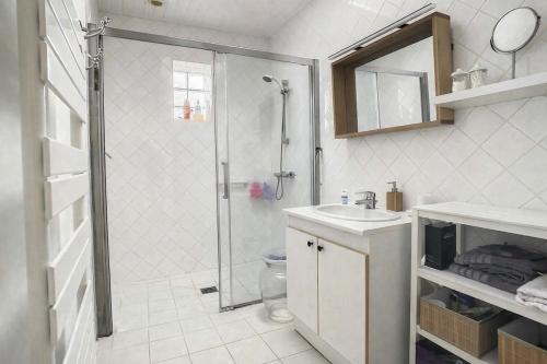 a bathroom with a shower and a sink and a toilet at L'écrin des Ormeaux - sur l'île - 300 m de la plage in Barbâtre