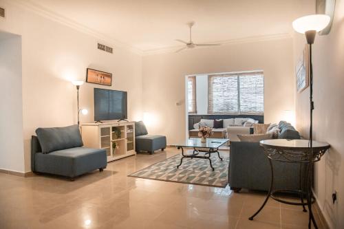 Spacious 1 bedroom Apartment with Breathtaking Pool and Beach Views