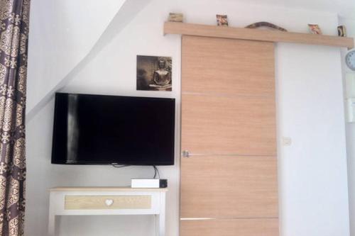 NICE FLAT 400 m FROM BEACH & CENTER – Photos 3