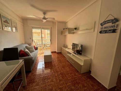 AQ-126 Apartmento dos dormitorios y piscina en Torrevieja