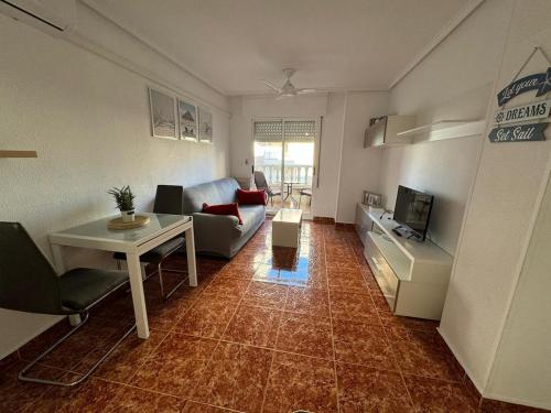 AQ-126 Apartmento dos dormitorios y piscina en Torrevieja