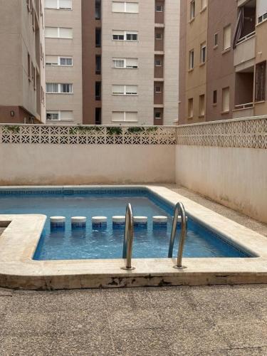 AQ-126 Apartmento dos dormitorios y piscina en Torrevieja