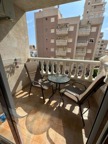 AQ-126 Apartmento dos dormitorios y piscina en Torrevieja
