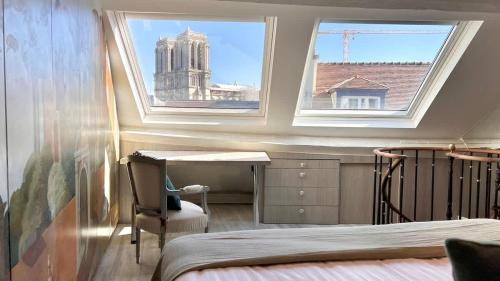 Rooftop Garden Triplex With AC Over Notre - Dame
