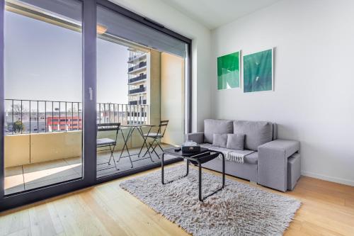 Modern & Minimalistic Apartment - Garage & Balcony