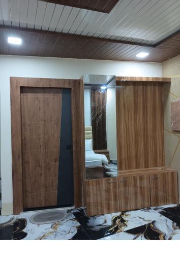 a room with a door and a mirror at Hotel Baghdad Palace in Jāmb