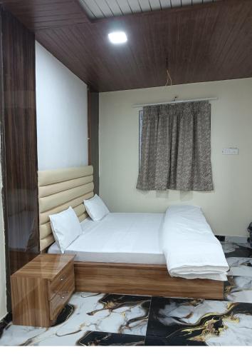 a room with a bed with a window and a bed sidx sidx sidx at Hotel Baghdad Palace in Jāmb