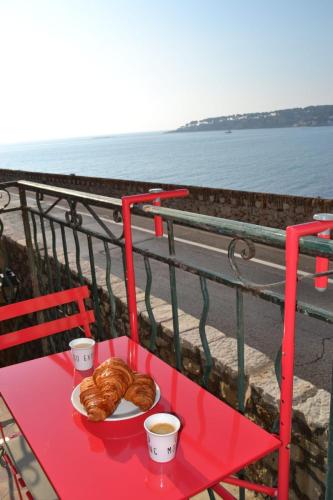 Sea view with balcony old town of Antibes 2 pers
