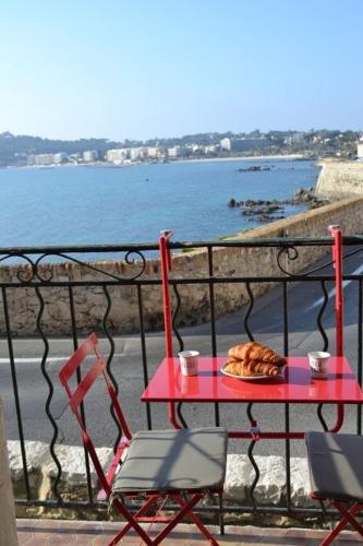 Sea view with balcony old town of Antibes 2 pers