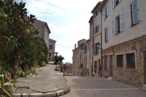 Sea view with balcony old town of Antibes 2 pers