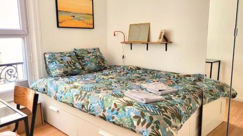 a bedroom with a bed with towels on it at ZenDay studio proche de Paris in Ivry-sur-Seine