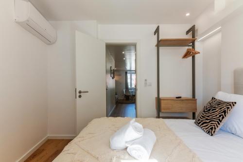 White Angel by Portas do Sol Apartments