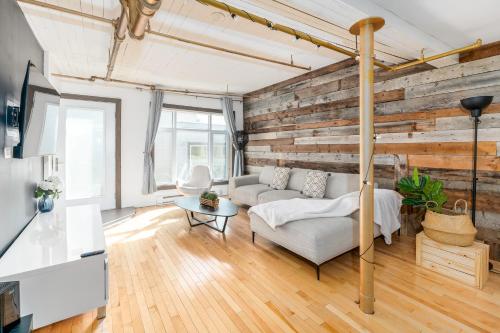 a living room with a couch and a table at Lion's Den // Spacious 1500 sqft (2 WC) - Downtown in Quebec City