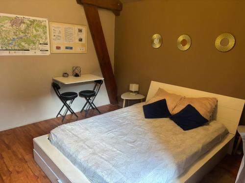 a bedroom with a bed and a table with two chairs at Chambre Morgon in Savines