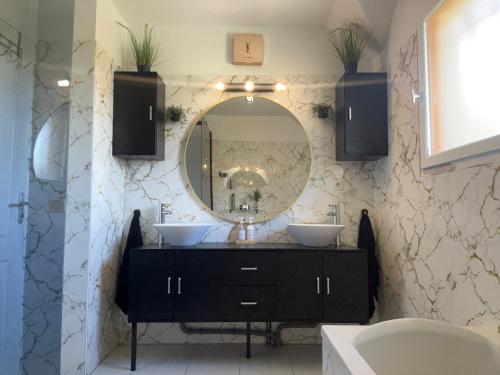 a bathroom with two sinks and a large mirror at Chambre Morgon in Savines