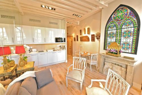 Charming Two Bedroom with AC At Notre - Dame