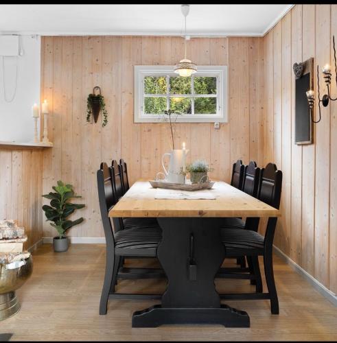 a dining room with a wooden table and chairs at Fjellhytte Rauland in Austbø