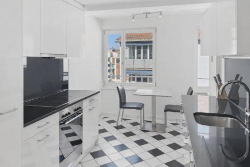 Modern 1BR in the city center - Flower 41