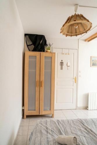 a room with a cabinet and a door with a closet at Doux Pavillon - Le Patio in Nice